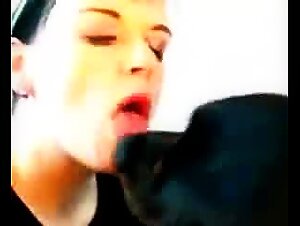 !Pasion desbordante! Mira a esta mujer ceder ante la satisfaccion de un perro.